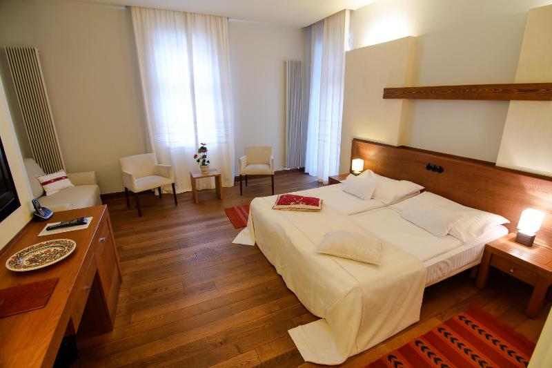 Superior Double Room with Balcony image 2