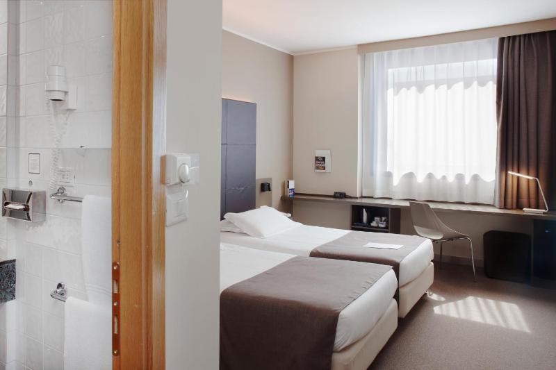 Superior Twin Room image 1