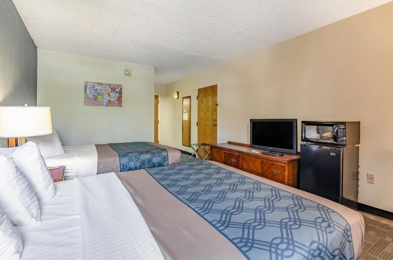 Queen Room with Two Queen Beds - Non-Smoking image 2