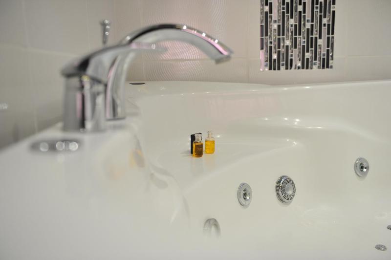Queen Room with Spa Bath image 3