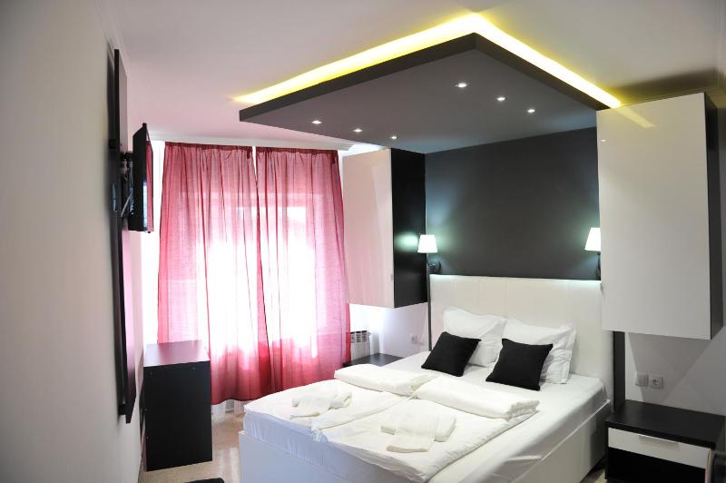 Queen Room with Spa Bath image 2