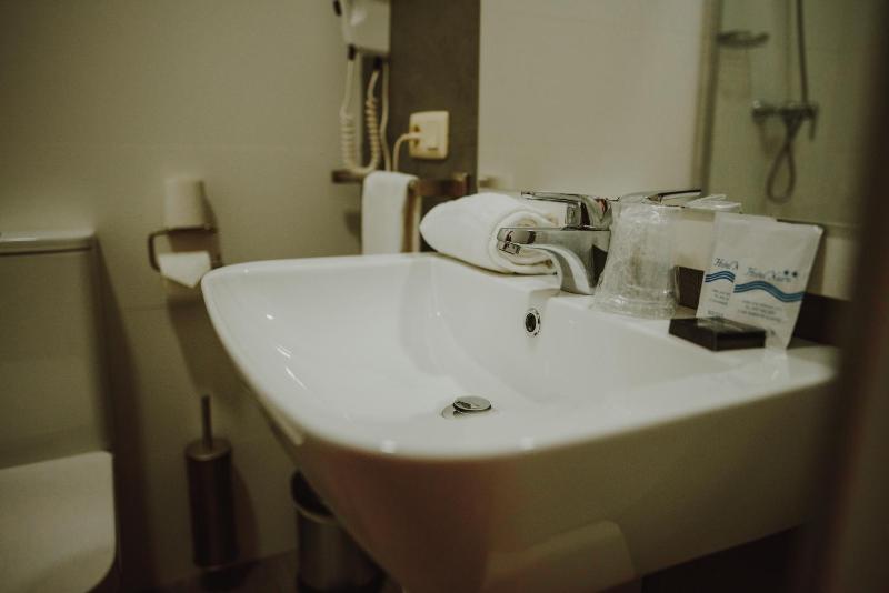Twin Room image 4