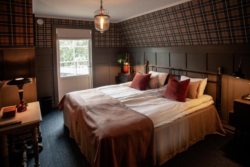 Double Room with bed sofa image 3