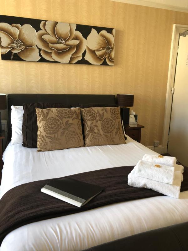 Double Room image 4