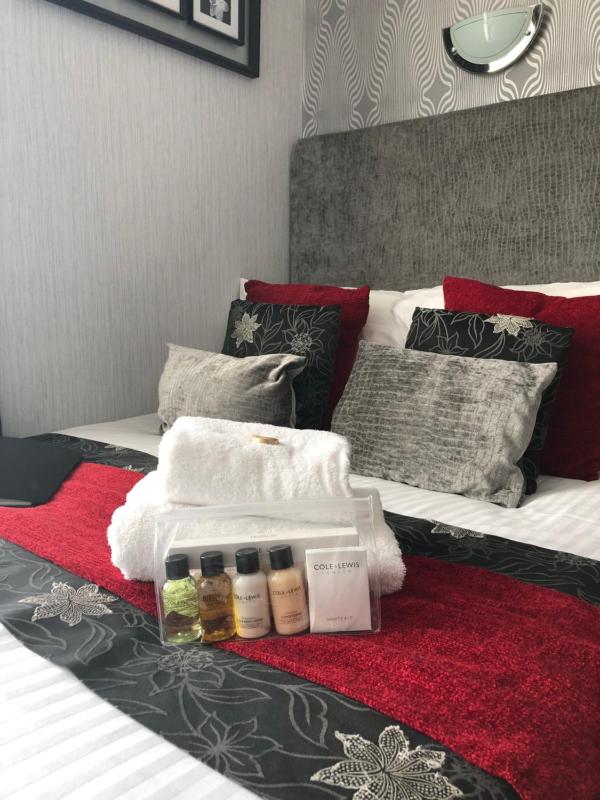 Single Room with Private External Bathroom image 4