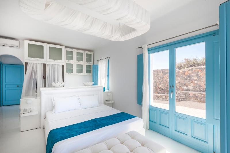 Deluxe Suite with Hot Tub and Panoramic Caldera View image 3
