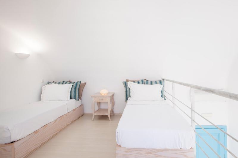 Two-Bedroom Suite With Hot Tub and Panoramic Caldera View - Split Level image 3