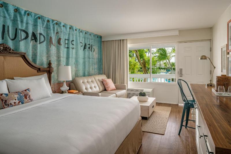 Premium Room 1 King Bed Pool View Balcony image 4