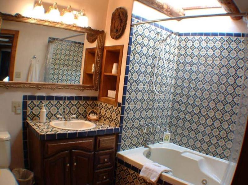 Deluxe King Room image 2