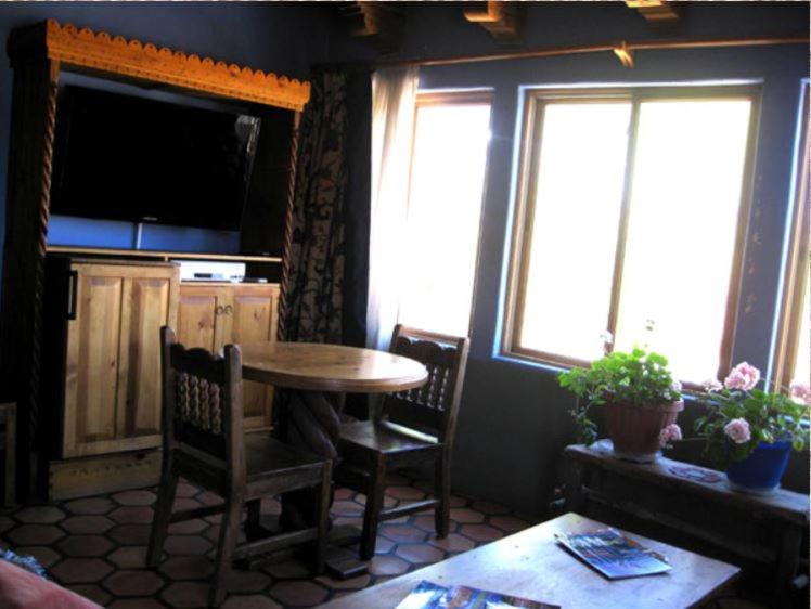 Queen Suite image 3