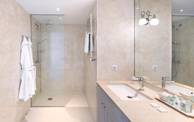 Premium Double Room with Sea View image 3