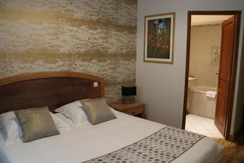 Deluxe Double or Twin Room image 1