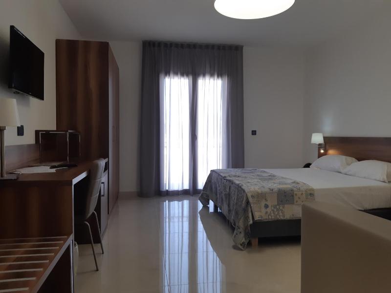Quadruple Room with Balcony image 4