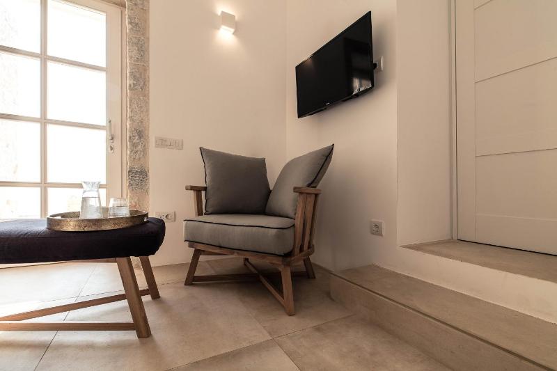 Standard Double Room image 4