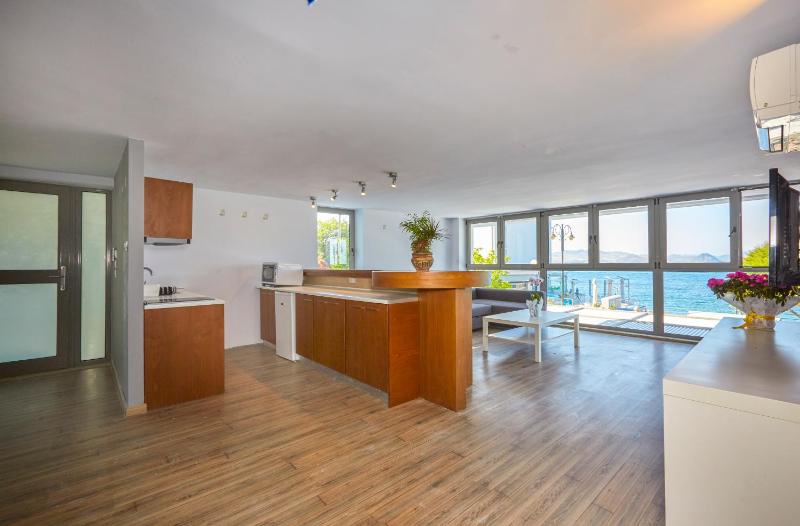 Two-Bedroom Suite with Sea View image 2