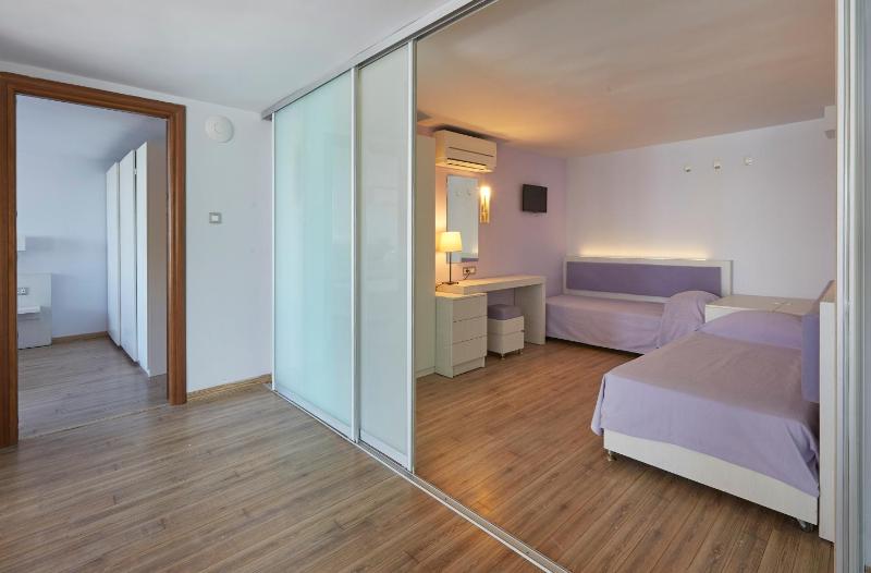 Two-Bedroom Suite with Sea View image 3