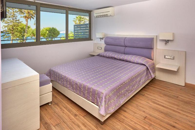 Two-Bedroom Suite with Sea View image 4