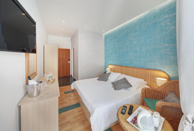 Standard Double or Twin Room with Balcony image 2