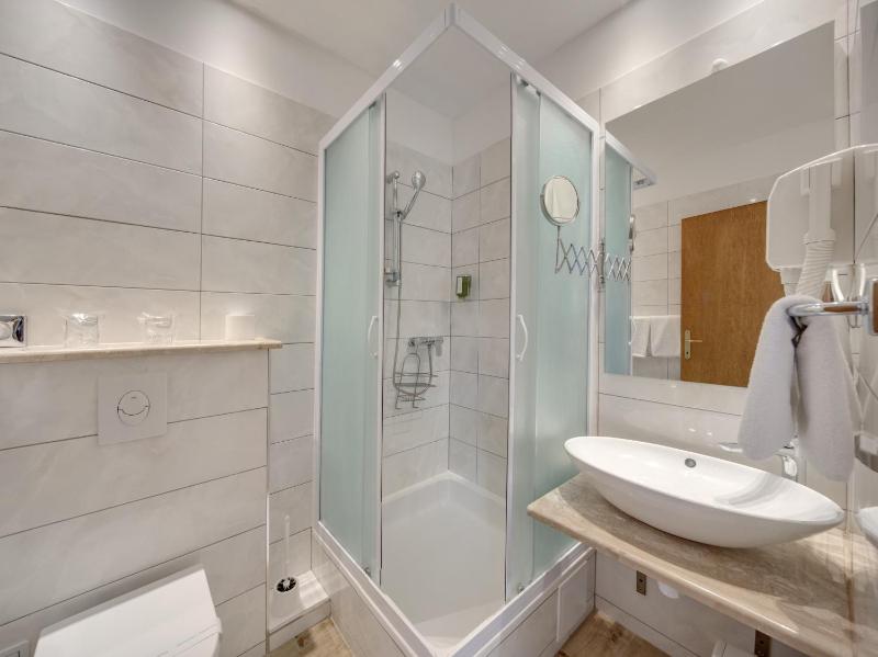 Superior Double or Twin Room with Balcony and Sea View image 4