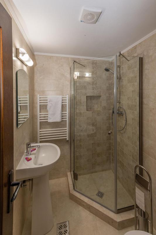 Twin Room with Private Bathroom image 4