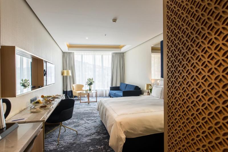 Deluxe King Room image 1