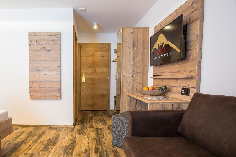 Deluxe Double Room with Balcony image 3