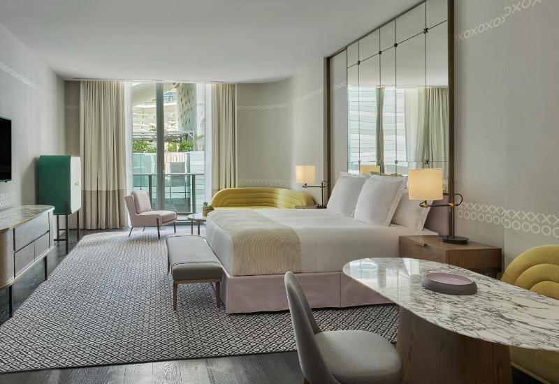 Lux King Room image 3
