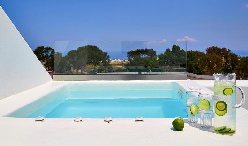 Honeymoon Suite with Outdoor Private Hot Tub  image 1