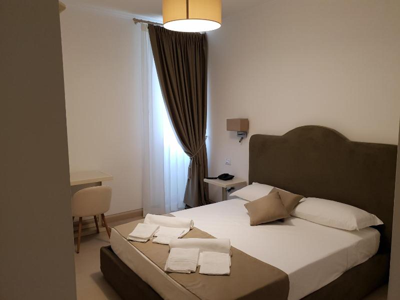 Deluxe Double Room image 3