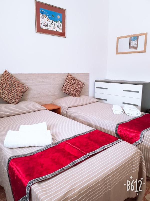 Twin Room with Shared Bathroom image 2