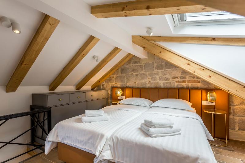 Deluxe Double Room with Shower image 3