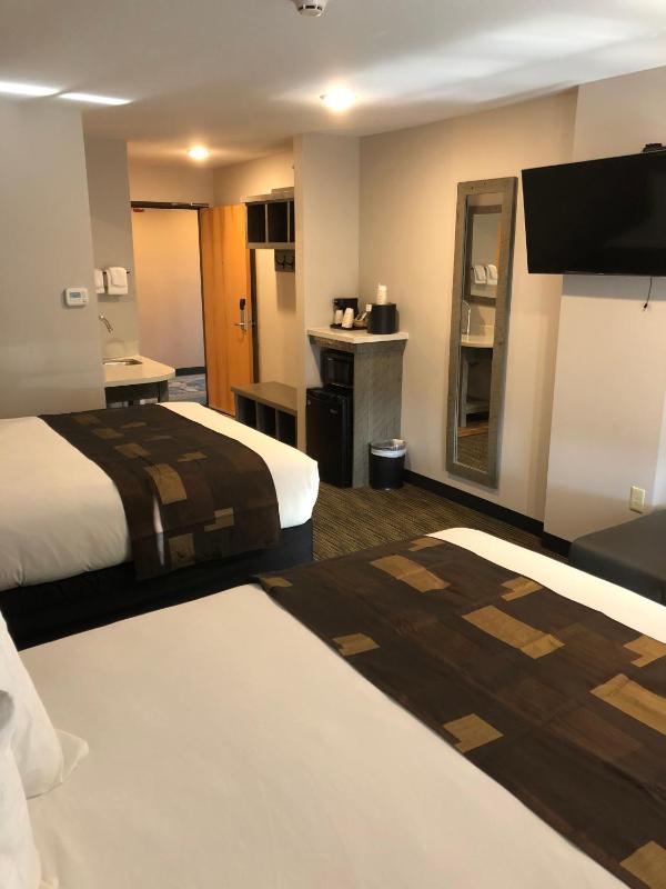Deluxe Queen Room with Two Queen Beds image 4