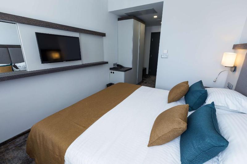 Double Room with Pool View & King Size Bed - No Balcony image 3