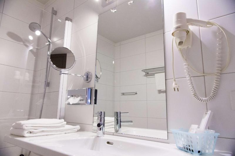 Single Room image 3