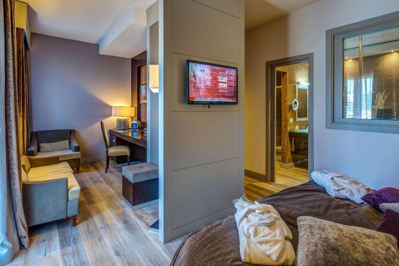 Queen Suite with Balcony image 1