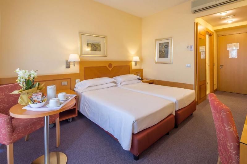 Twin Room with Balcony image 4