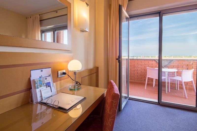 Twin Room with Balcony image 1