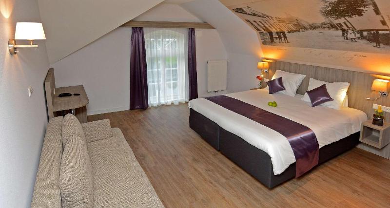 Room with Double and Single bed image 1