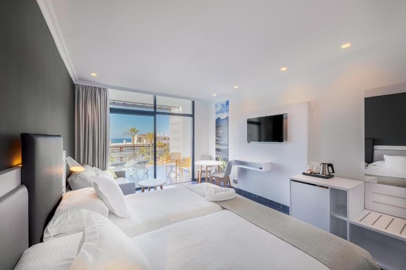 Twin Room with Sea View image 1