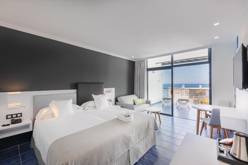 Twin Room with Sea View image 2