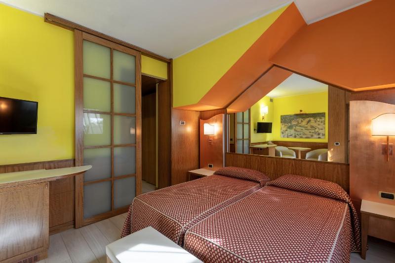 Twin Room image 1