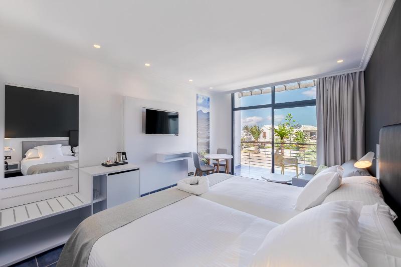 Twin Room with Partial Sea View image 3