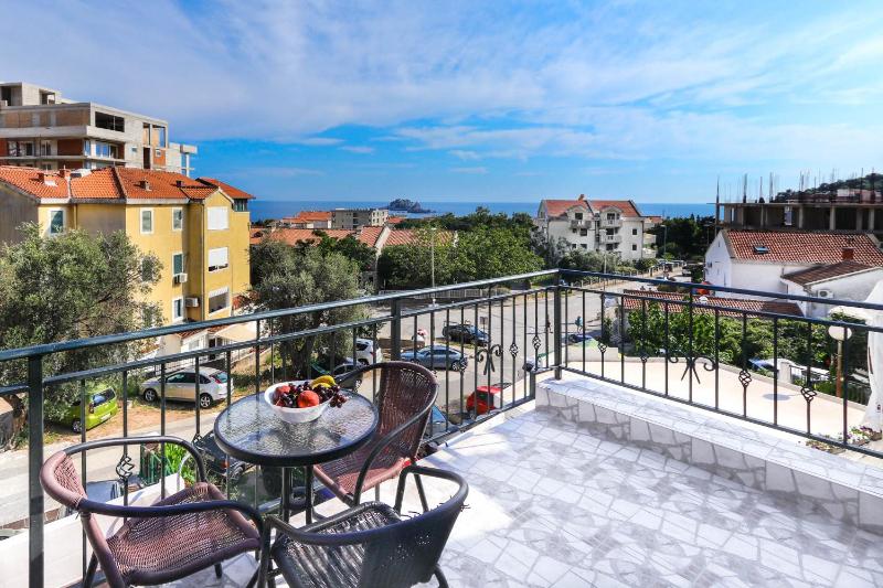 Deluxe Triple Room with Sea View image 2