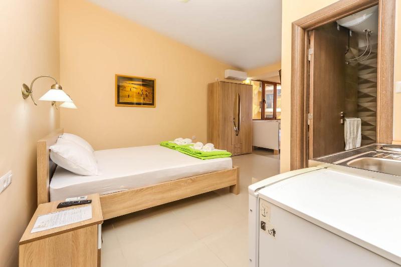 Deluxe Quadruple Room image 4