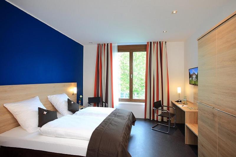 Single Room with Garden View image 3