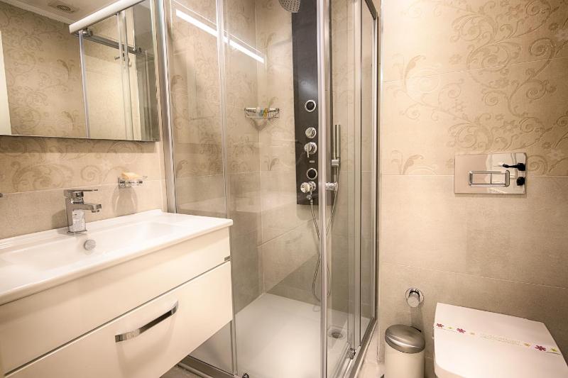 Double Room with Garden View image 4
