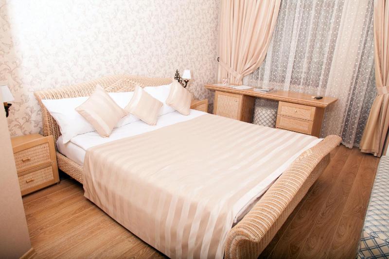 Deluxe Double or Twin Room with Balcony image 3