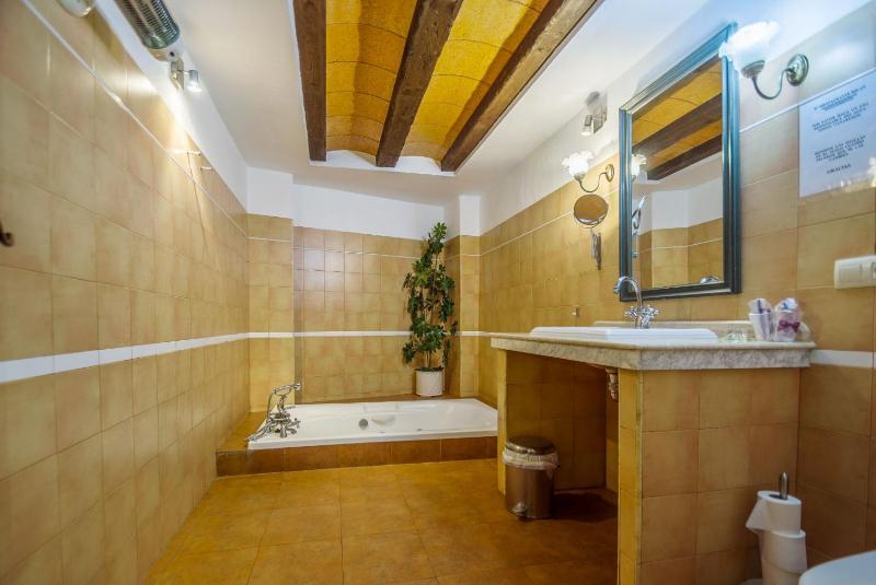 Suite with Spa Bath image 1