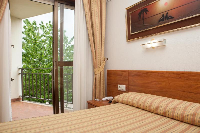 Double or Twin Room image 3