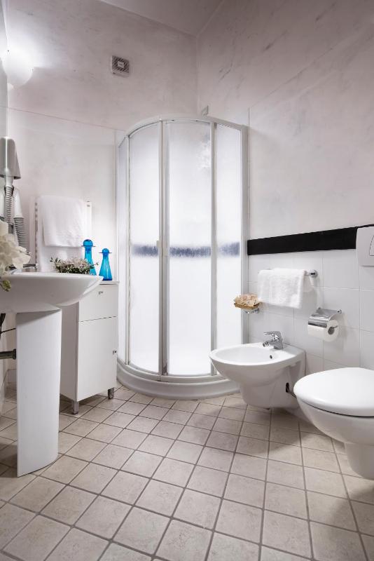 Classic Double or Twin Room image 3